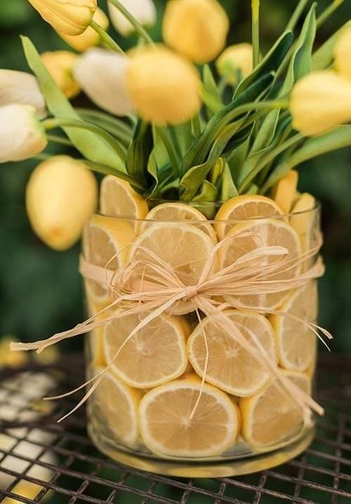 A summer vase with lemon slices.