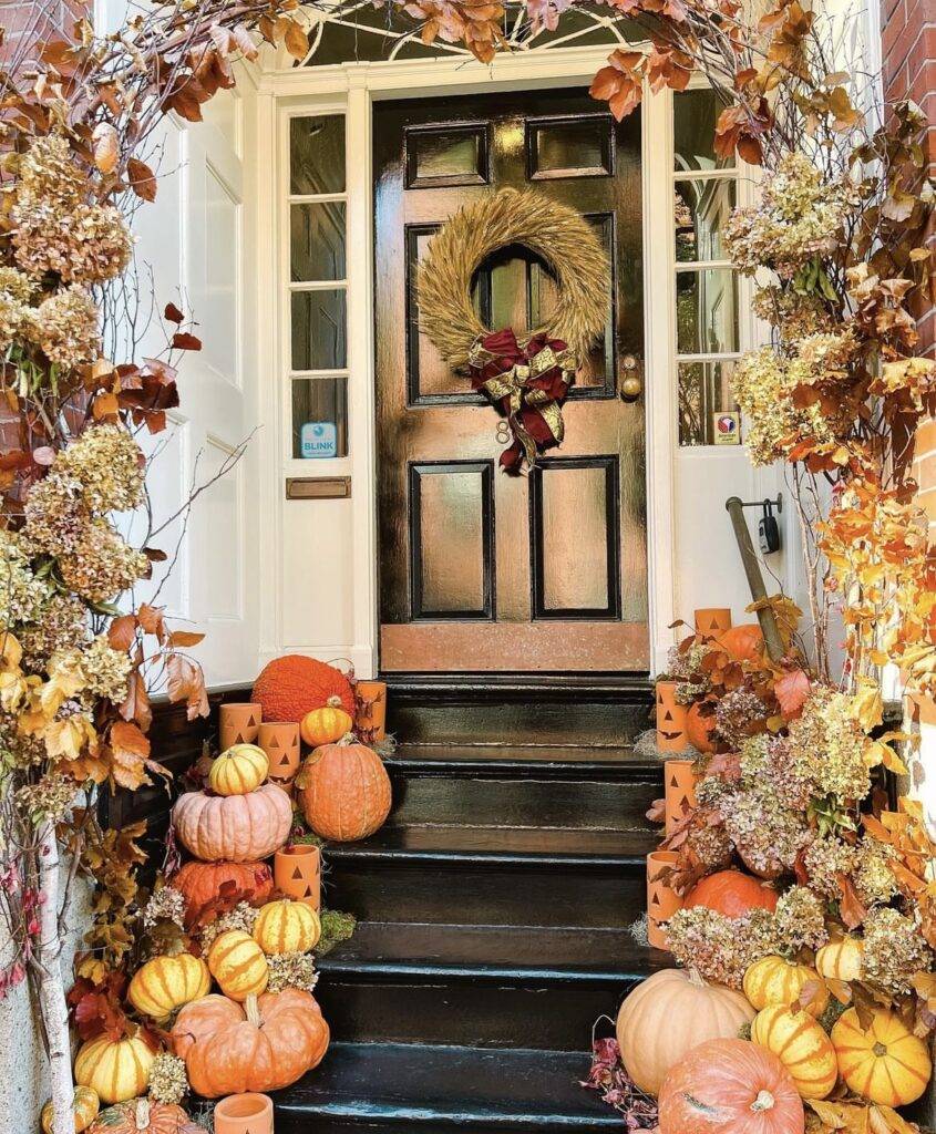 Pumpkins and an arched decor.