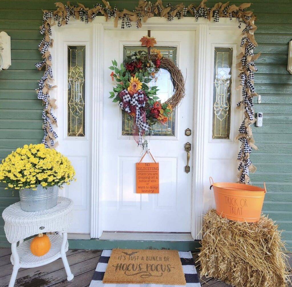 A bow garland and a haystack.