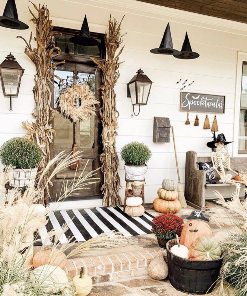 Cornstalks with a wheat garland and witch hats.