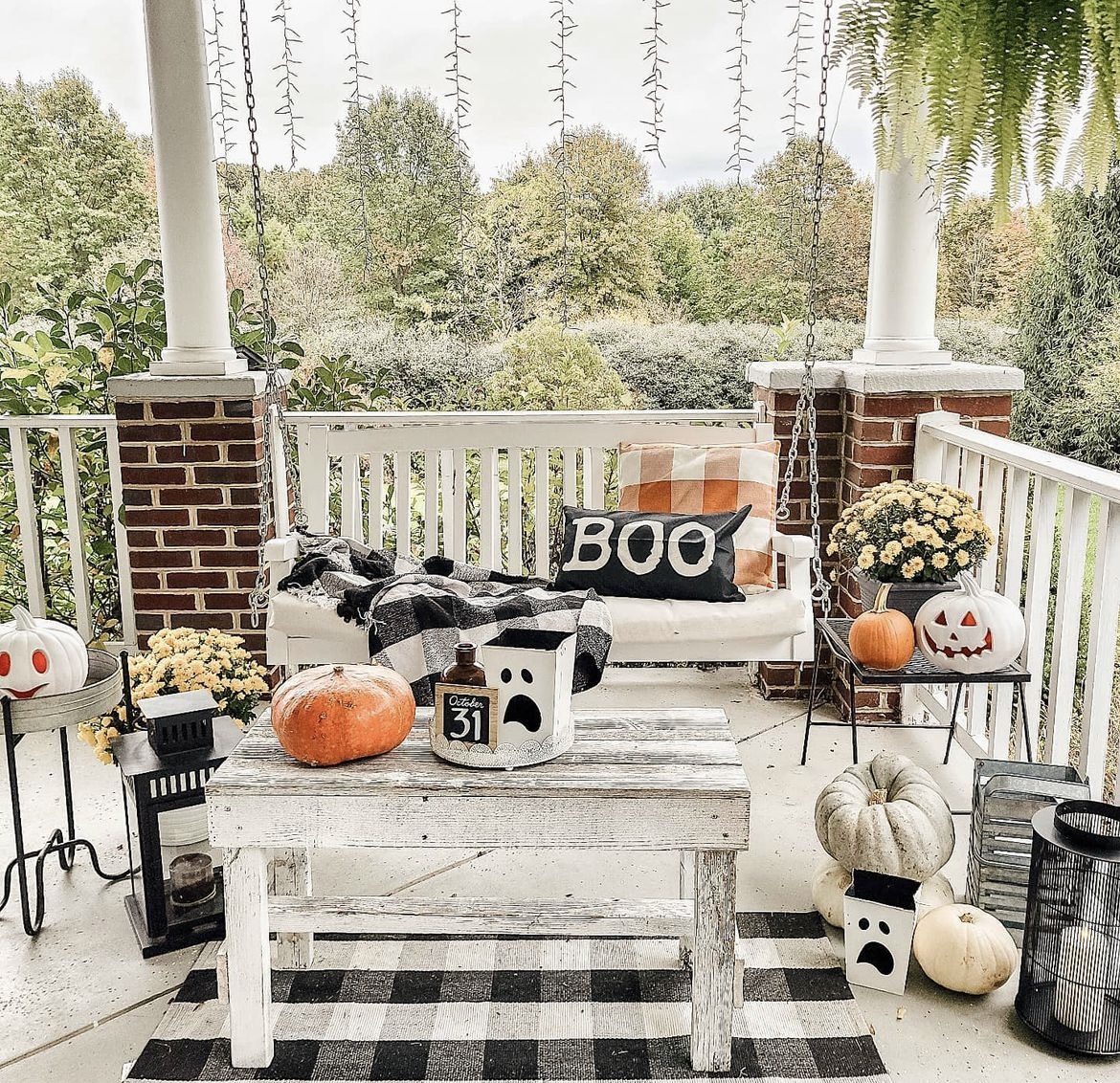 20 spooky Halloween porch decor ideas to impress your guests - Astrapearl