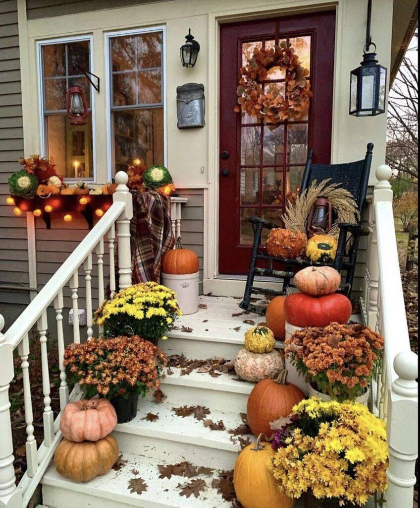 Pumpkins, chrysanthemums and pumpkin string lights.