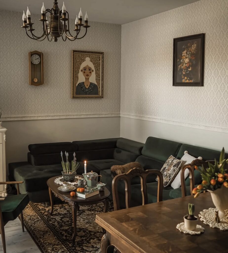 A living room filled with vintage furniture.