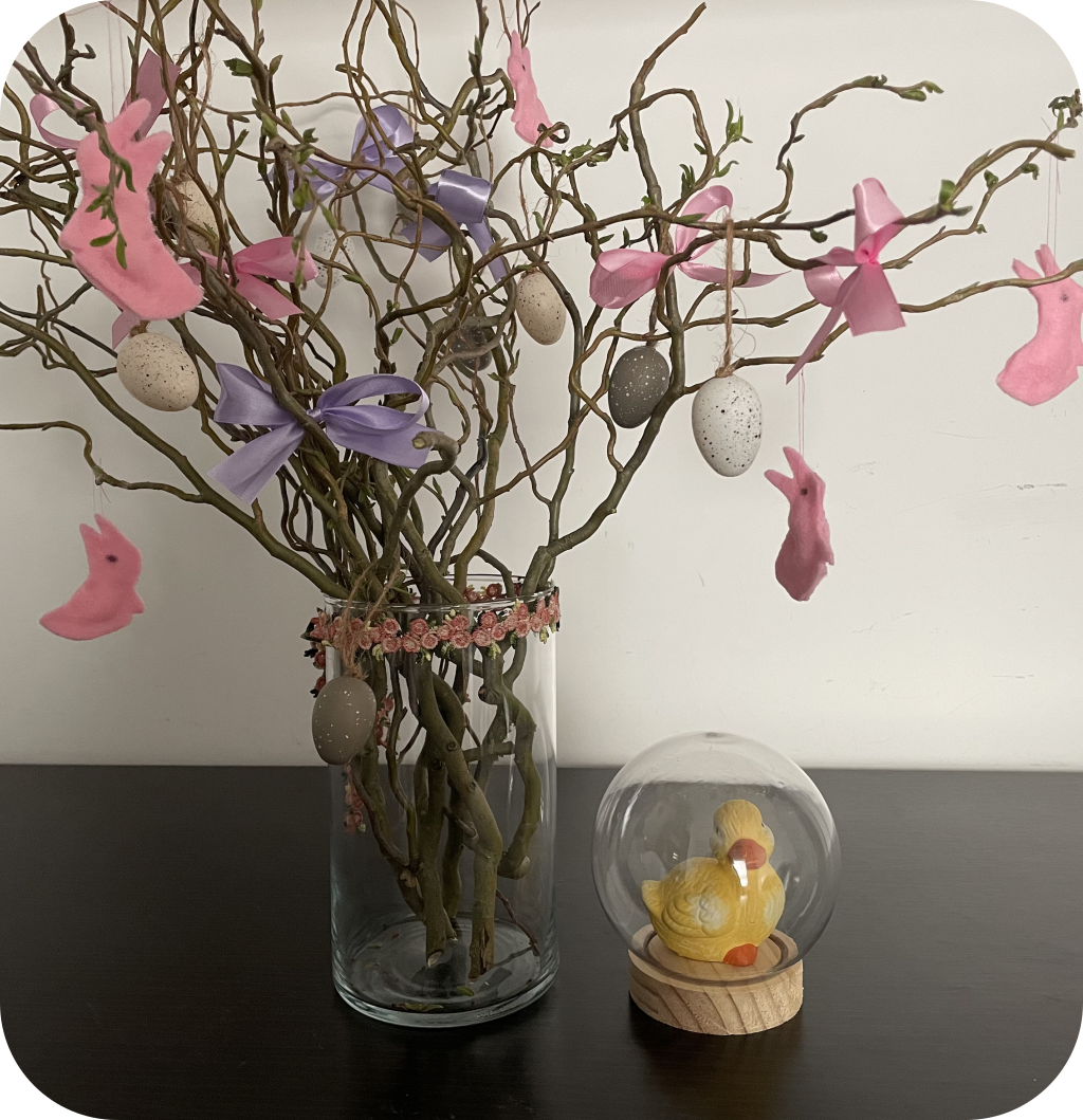 A glass vase with curly branches and Easter ornaments. ©ASTRAPEARL - DO NOT USE