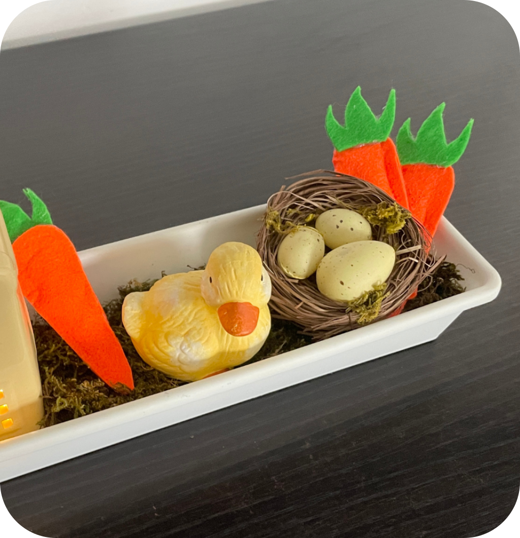 A planter with moss, felt carrots, bird figurines and nests. ©ASTRAPEARL - DO NOT USE