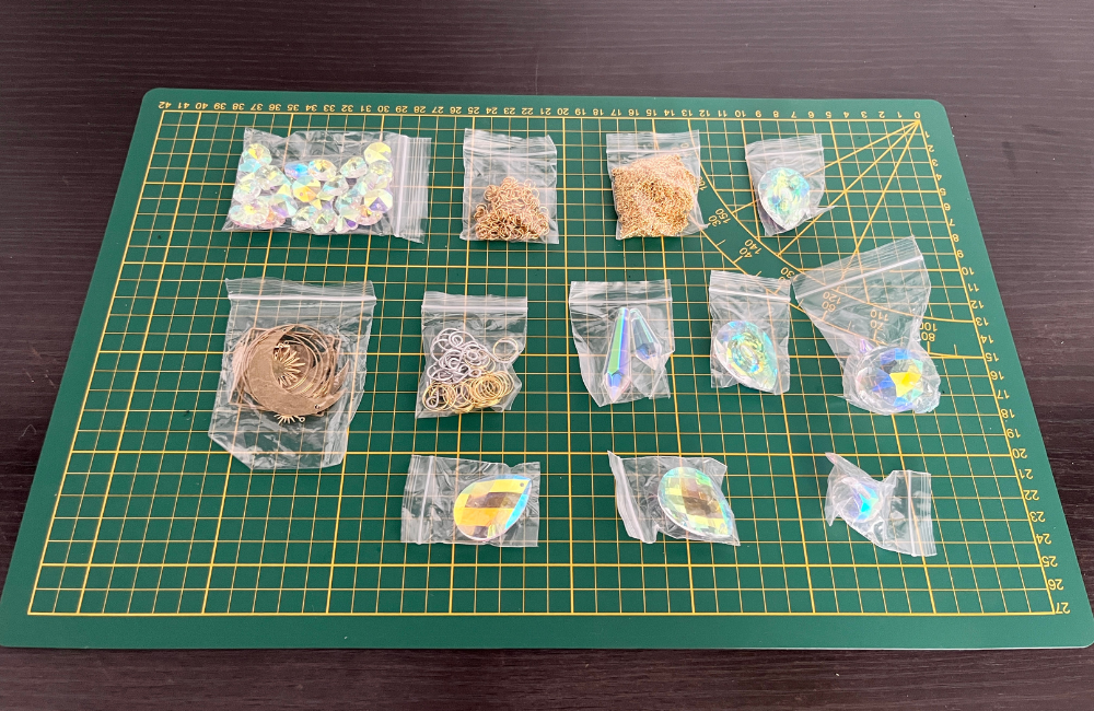 Materials for this suncatcher DIY. ©ASTRAPEARL - DO NOT USE