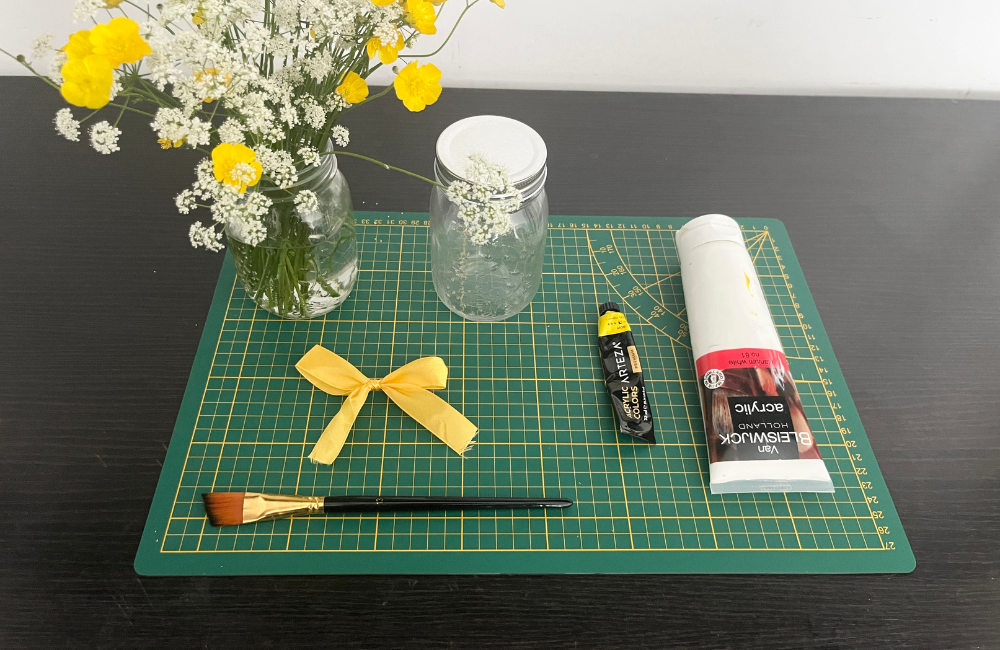 Materials for this summer vase decor. ©ASTRAPEARL - DO NOT USE