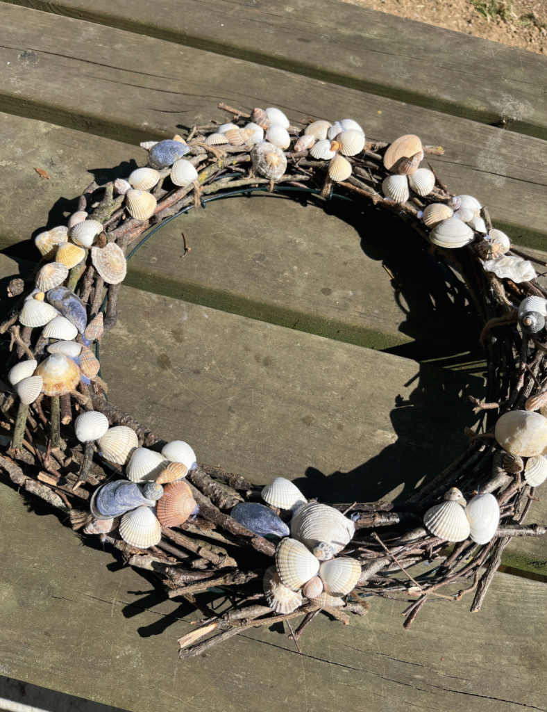 Seashell wreath DIY - view 1. ©ASTRAPEARL - DO NOT USE
