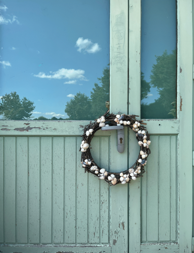 Seashell wreath DIY - view 2. ©ASTRAPEARL - DO NOT USE