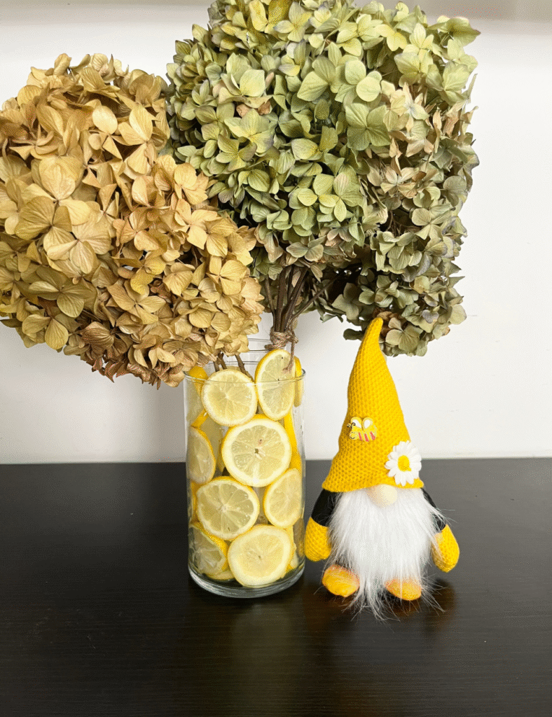 Lemon vase centerpiece - view 2. ©ASTRAPEARL - DO NOT USE