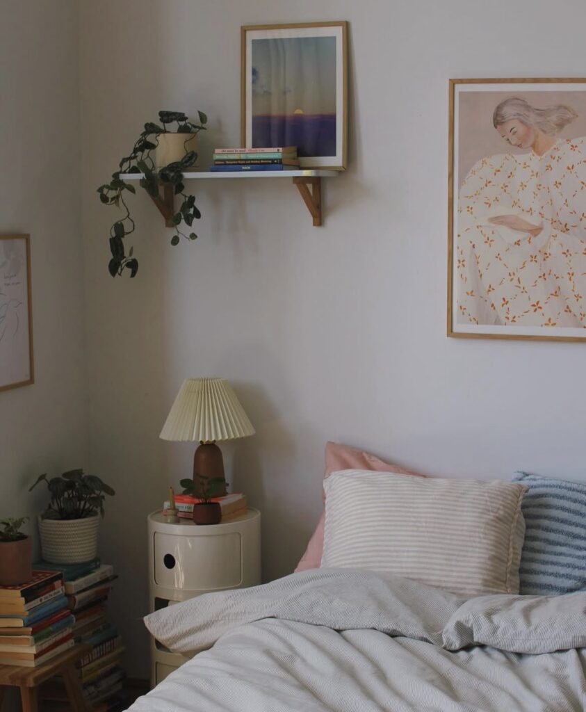 A retro nightstand with a brown lamp.