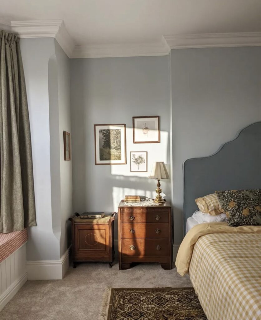 A Light Academia bedroom.