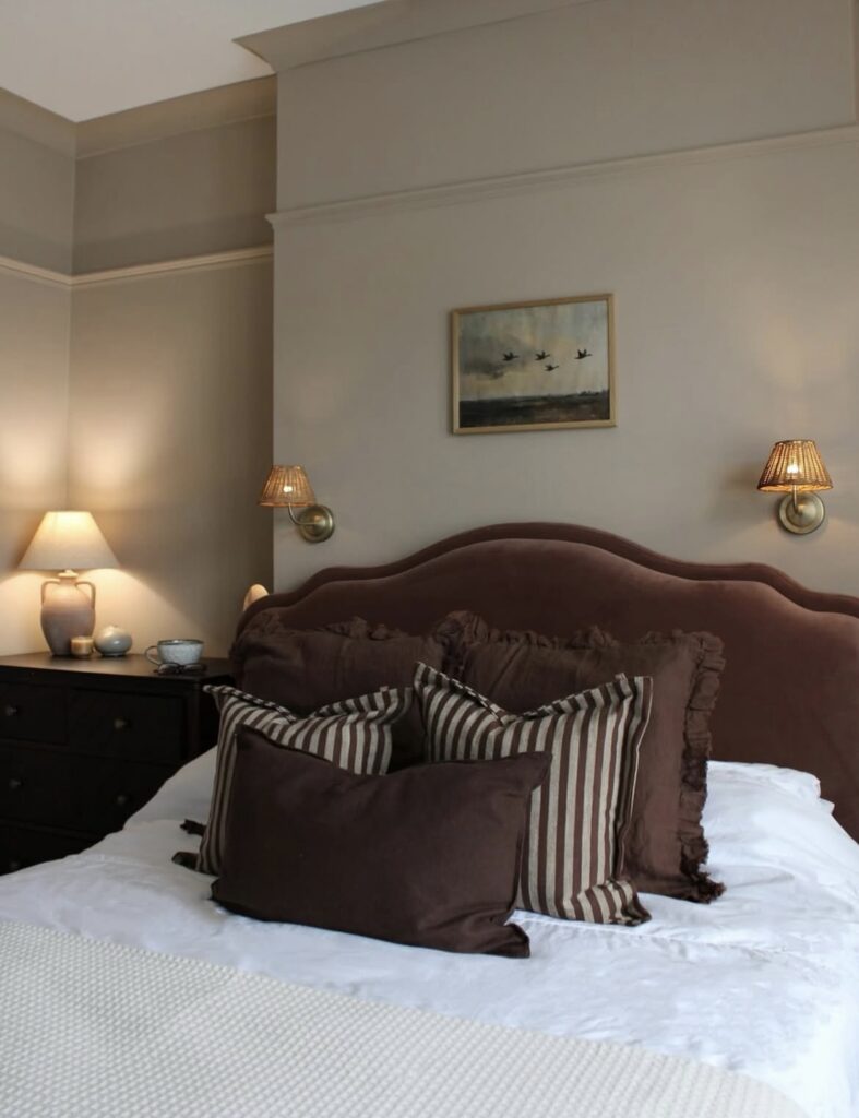 A Light Academia bedroom.