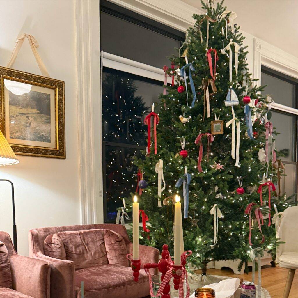 A Christmas tree with ribbon bows.