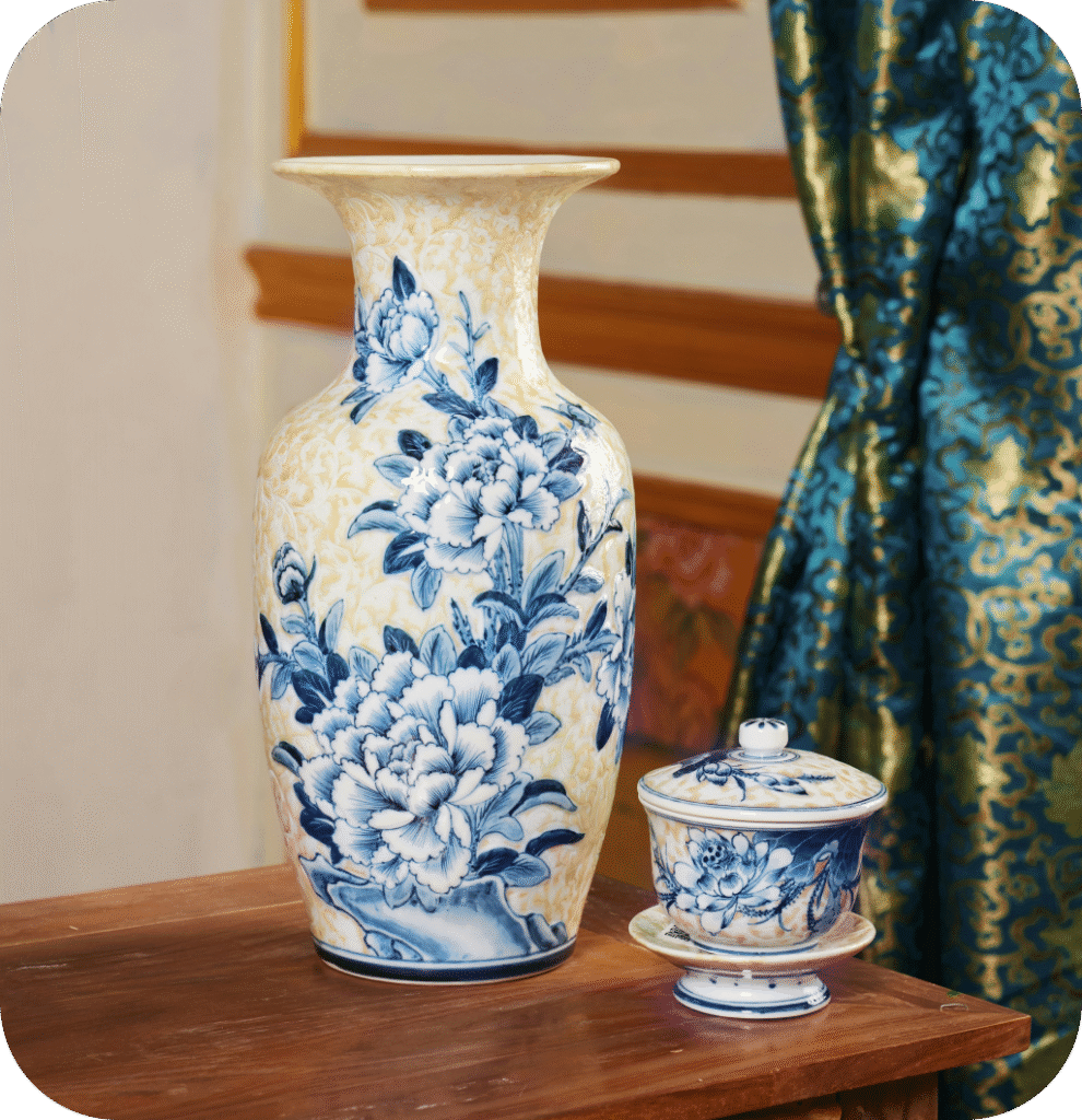 A chinoiserie vase.