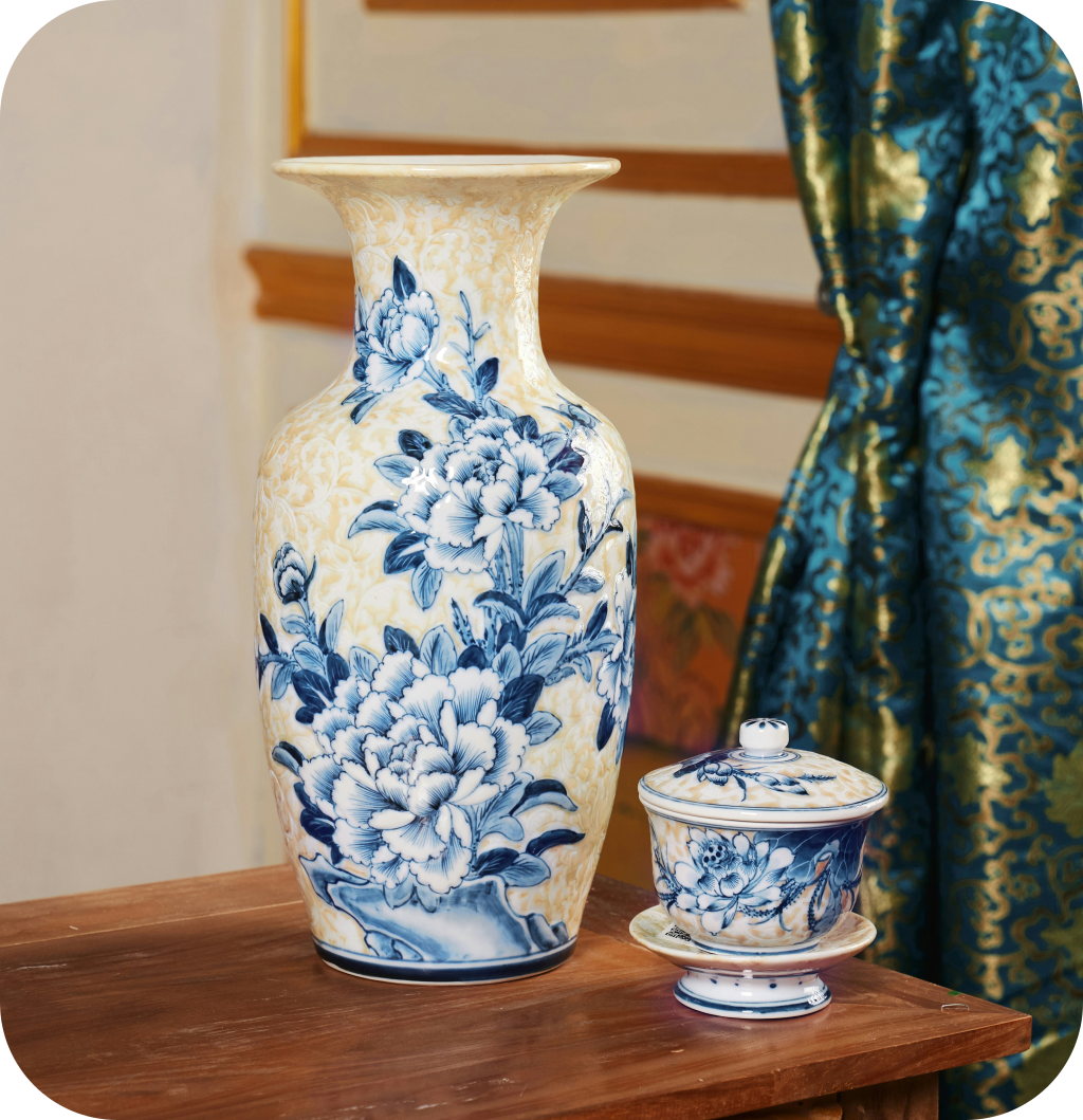 A chinoiserie vase.