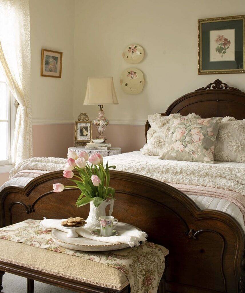 A Light Academia bedroom.