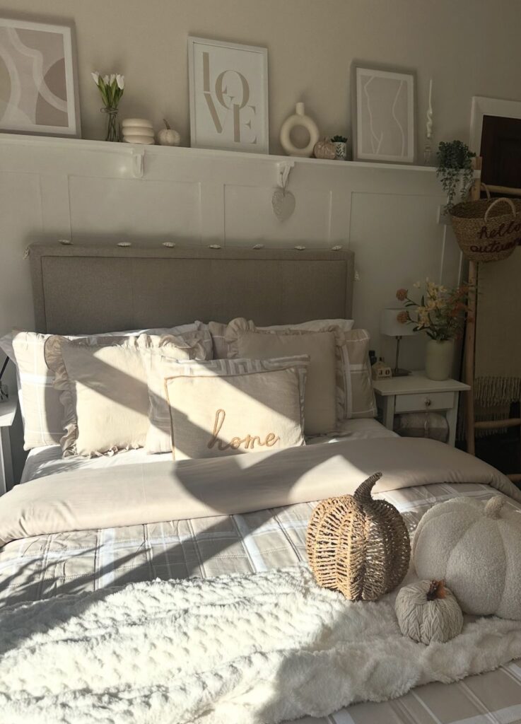 A neutral bedroom.
