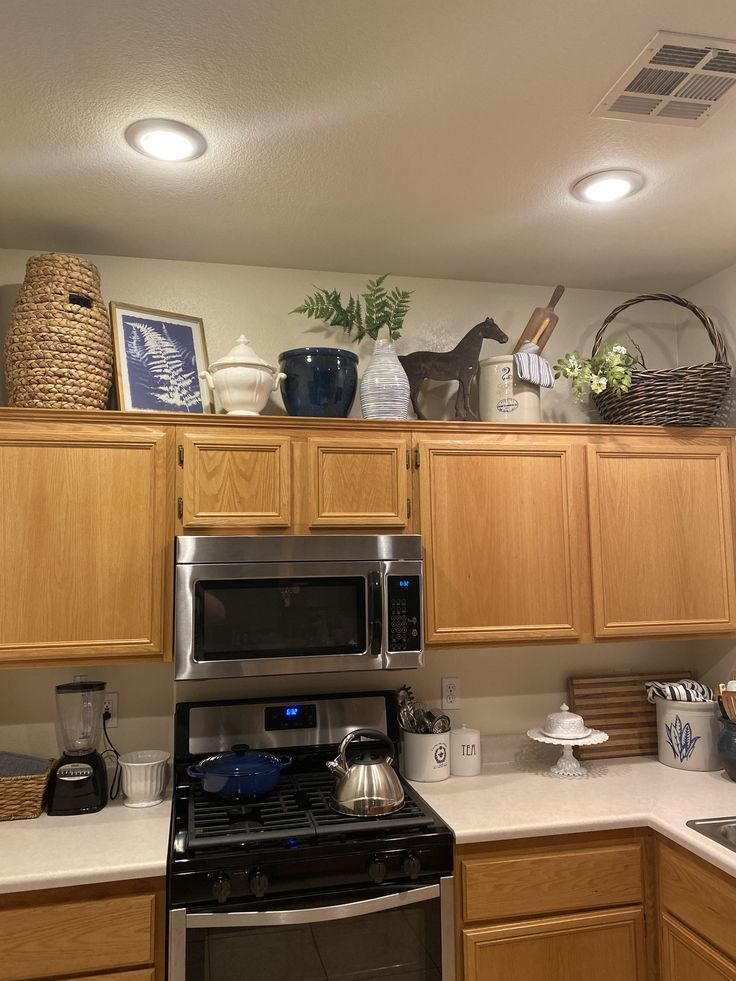 A modern above kitchen cabinets decor.