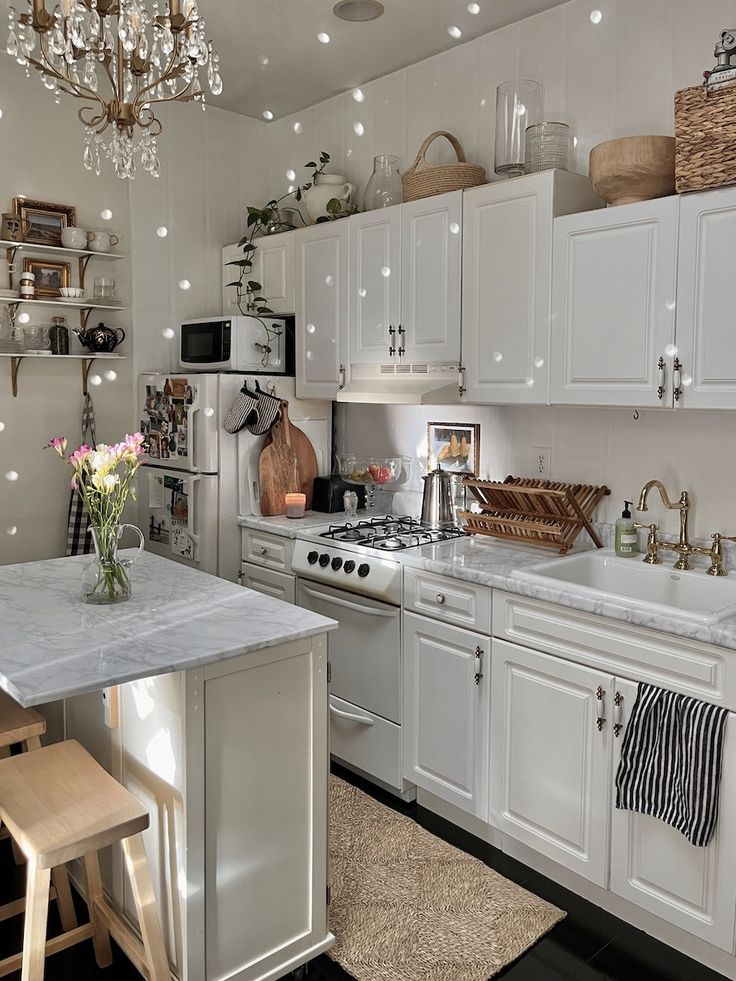 A modern above kitchen cabinets decor.