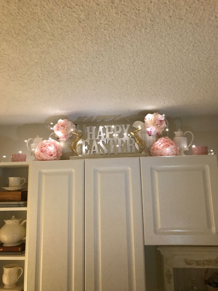 A modern above kitchen cabinets decor.