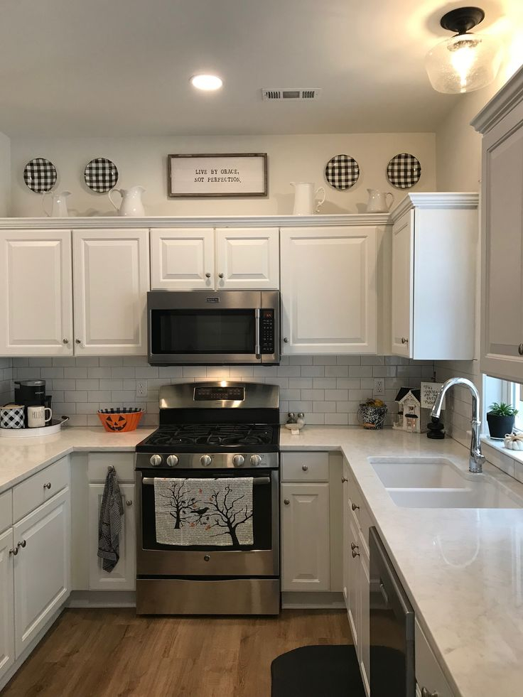 A modern above kitchen cabinets decor.