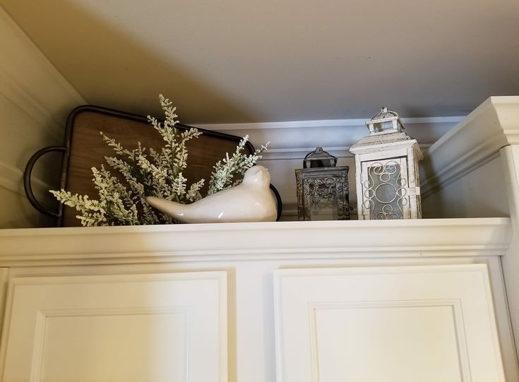 A modern above kitchen cabinets decor.